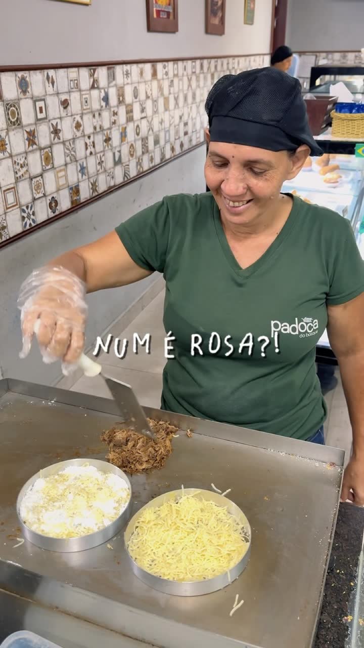 Rosa na chapa da Padoca preparando tapioca, com a frase NUM É ROSA?! escrita à mão sobre a foto pela própria Padoca.